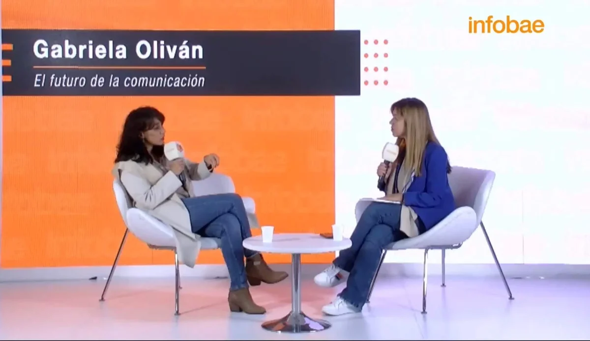 Gabriela Oliván en una entrevista sobre un escenario